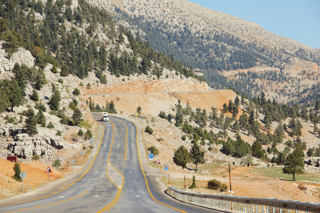 Грузовик на дороге в Каппадокию Дорога в Каппадокию